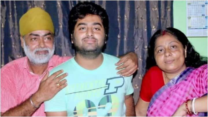 Arijit Singh's father recalls how singer did kirtans at local Gurudwara, reveals they're originally from Lahore Arijit Singh's father recalls how singer did kirtans at local Gurudwara, reveals they're originally from Lahore